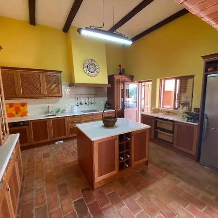With 4 Bedrooms / Pool / Quiet Area / Wifi *